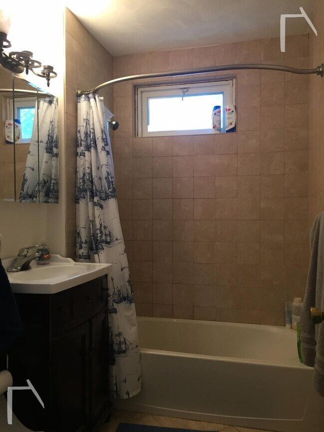 Building Photo - 9/1 Spacious 3BR in Spring Hill area near ...