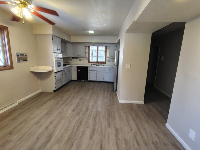 Foto del edificio - 2710 N Rockton Ave