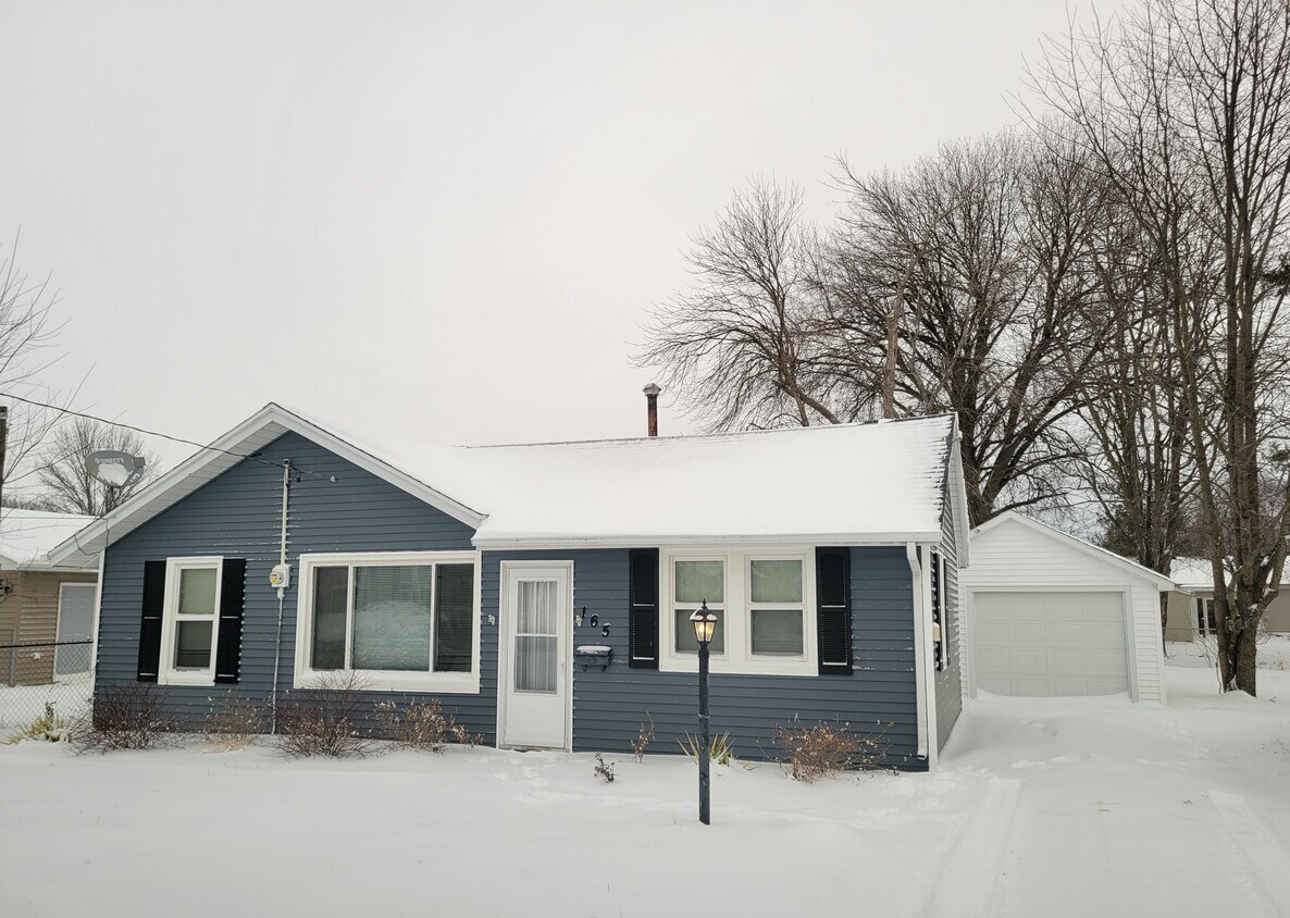 Primary Photo - 165 N Ivan Ave