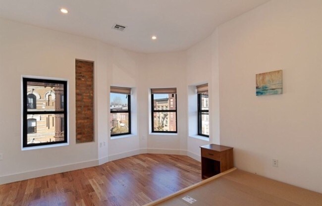 Building Photo - 505 Throop Ave