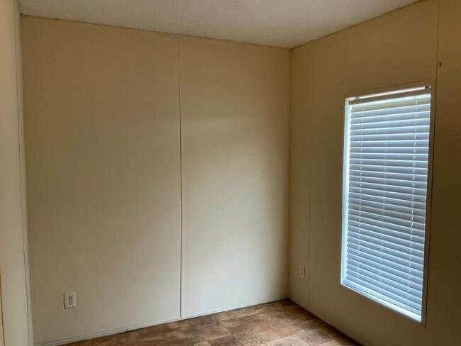 Building Photo - 2 Bedroom 2 Bathroom Mobile Home