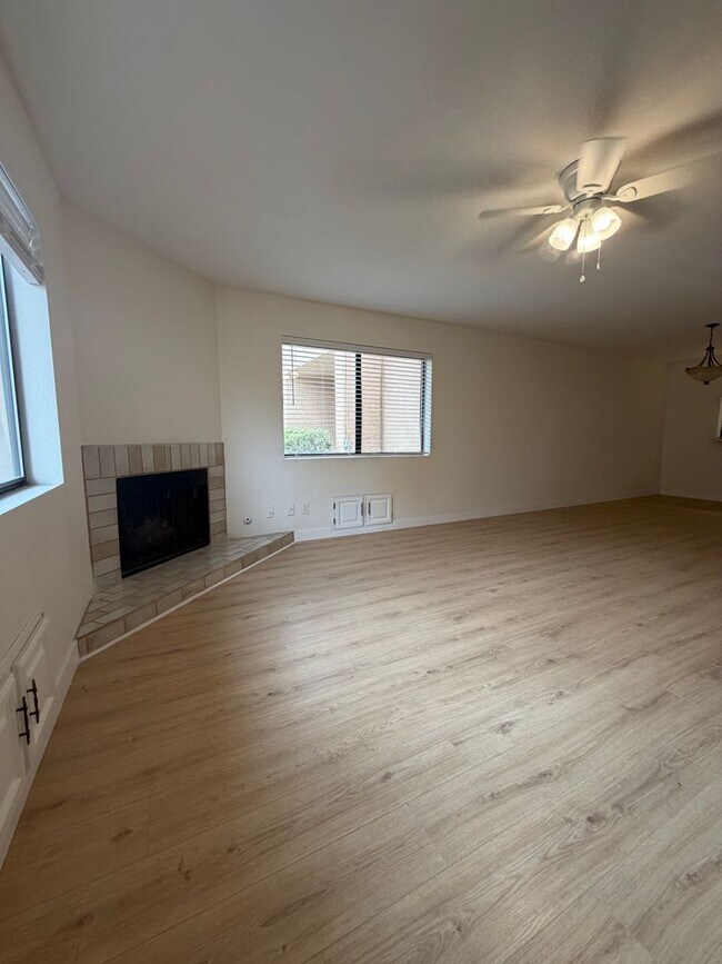 Building Photo - Stunning Midtown 2 Bedroom 2 Bath Townhome in Gated Community!