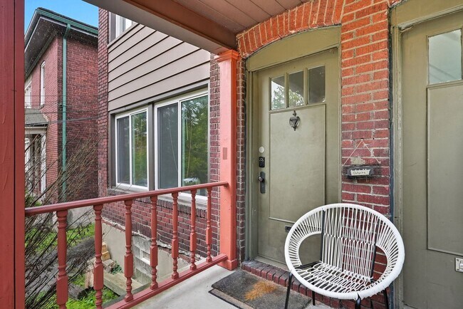 Foto del edificio - 6656-6656 Woodwell St