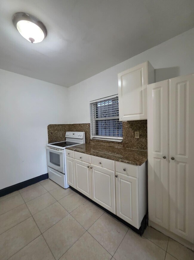 Foto del edificio - 8030 NW 36th Pl