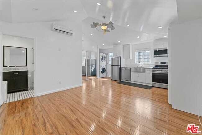 Foto del edificio - 6724 Mammoth Ave