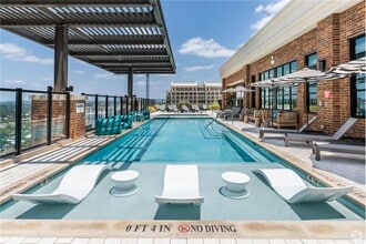 Building Photo - 402 Guadalupe St