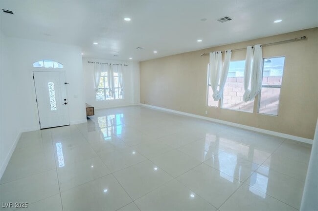 Building Photo - 3897 Windansea St