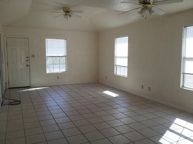 Building Photo - Duplex in Southridge Estates
