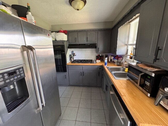Foto del edificio - Cute 3 bed 1 and a 1/2 bath, updates throughout!