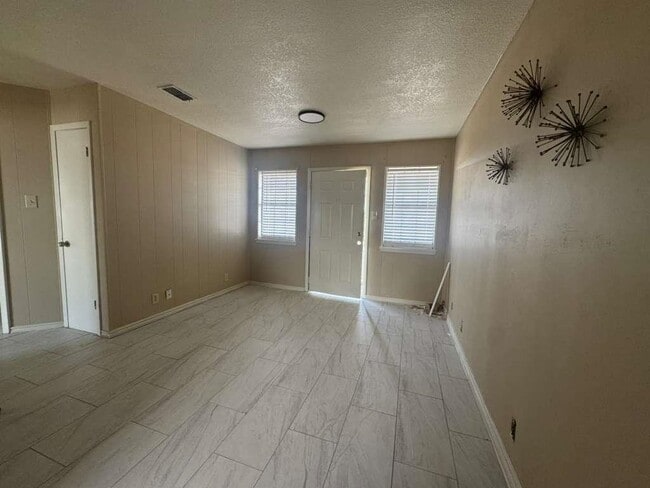 Building Photo - 4020 Loring Ave