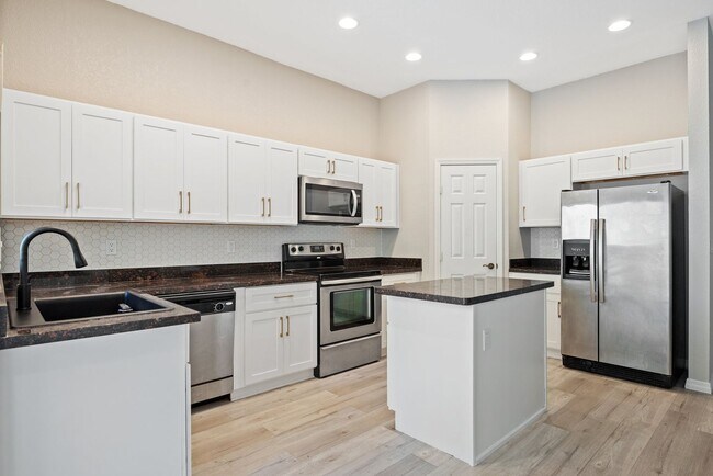 Foto del edificio - Beautiful 3 bed 2 bathroom home in a peaceful neighborhood