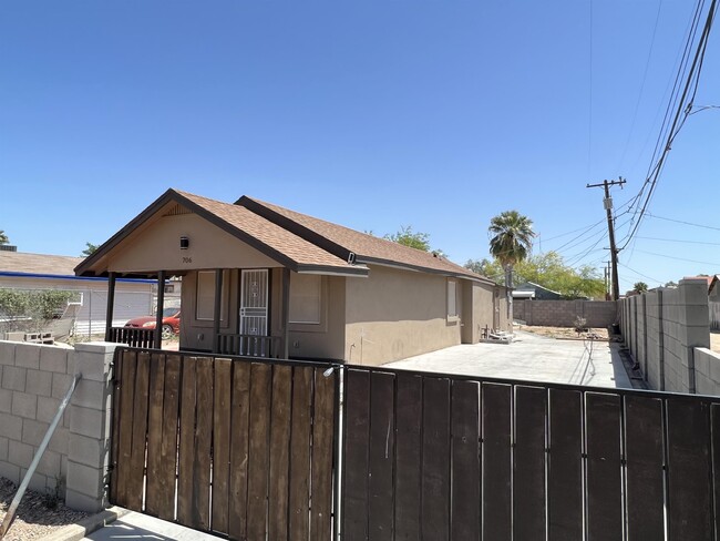 Foto del edificio - 706 N Arbor Ave