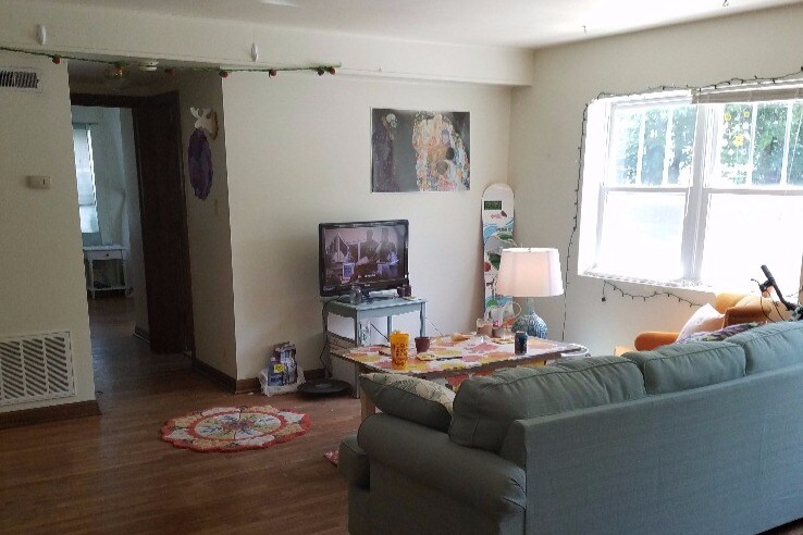 Sala de estar espaciosa y soleada - 809 S Henderson St