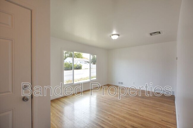 Foto del edificio - 4739 S 300 W