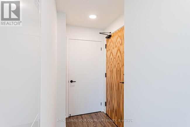 Photo du bâtiment - 2495 Eglinton Ave W