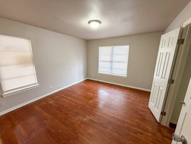 Building Photo - 121 Vandenburg Dr