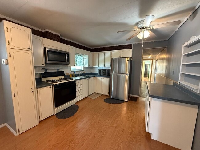 Building Photo - Enjoy this spacious 2-bedroom, 1-bath home...