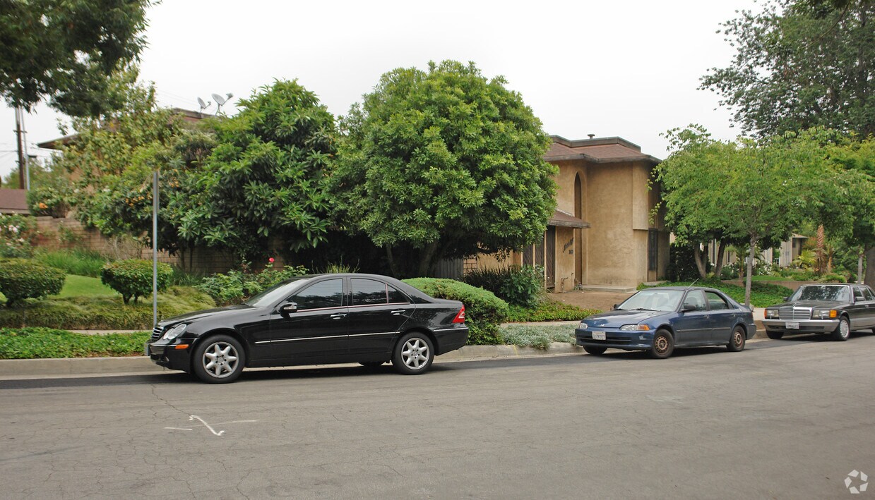 Primary Photo - 390 Cliff Dr