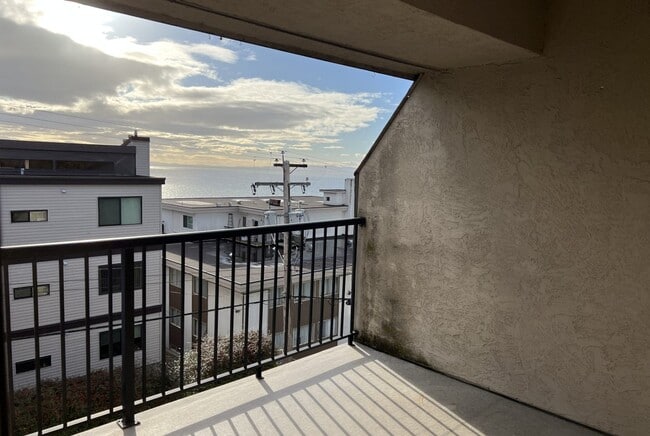 Building Photo - 1285 Martin St