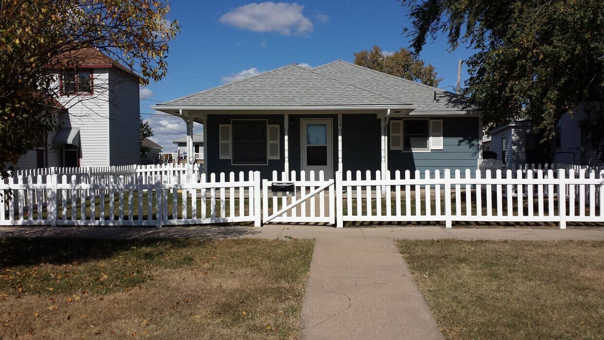 Foto principal - 2 Bedroom, 1 Bathroom House with Carport