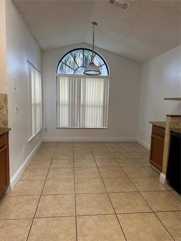 Foto del edificio - 245 Lakebreeze Cir