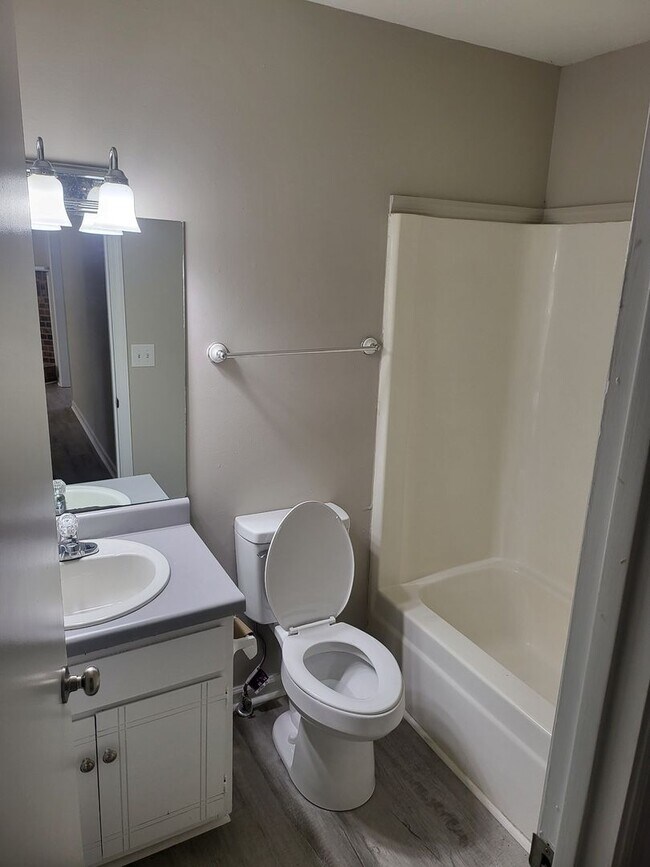 Building Photo - Nice brick ranch 4 bedroom 2 bath in Hermi...