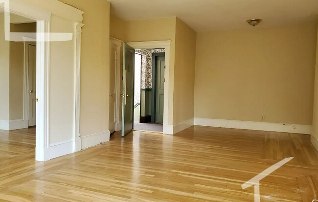 Photo - Charming 4.5 Bedroom Apartment