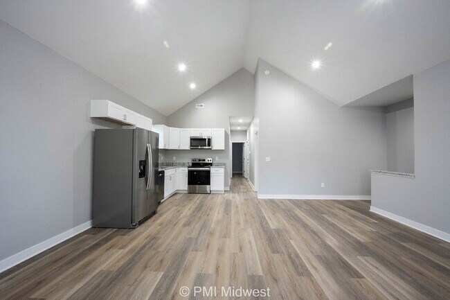 Building Photo - "Charming 3-Bedroom Duplex with 2 Full Baths in Prime Indianapolis Location!"