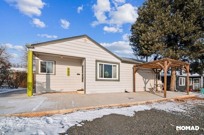 Building Photo - Skyline Views & Garden Paradise | Cozy 3BR...