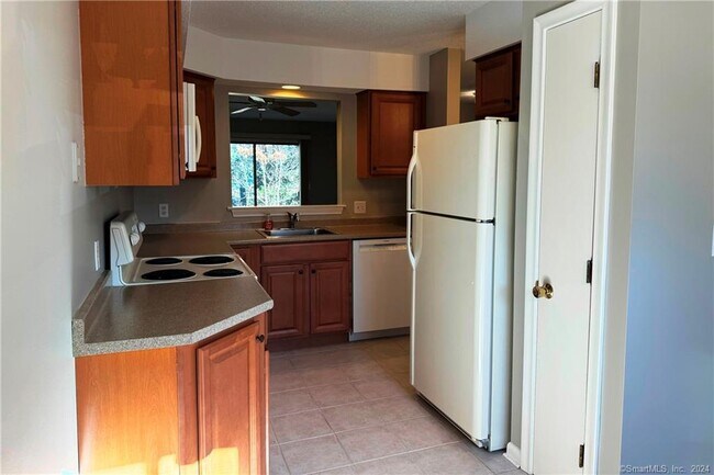 Building Photo - 10 Knoll Ln