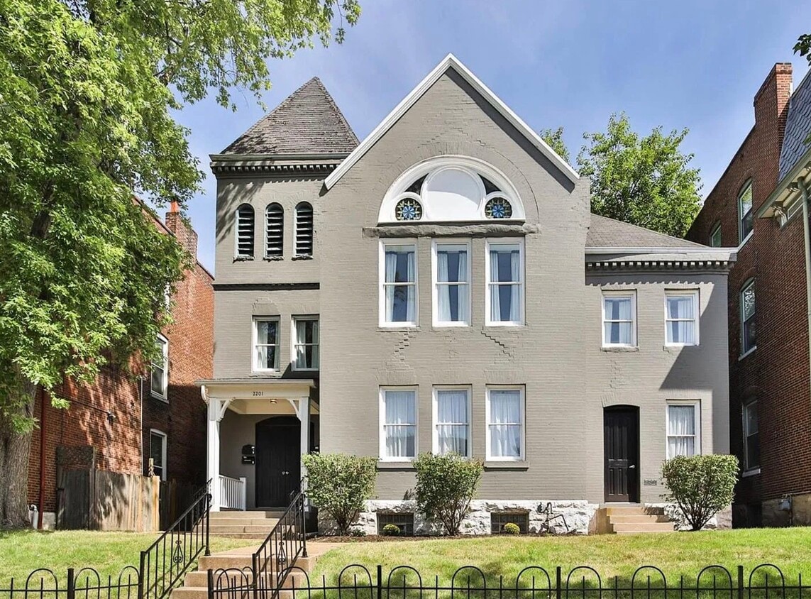 Primary Photo - 2201 Sidney St