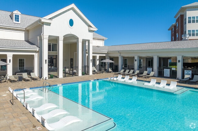 Building Photo - Silver Collection At Carl D Silver