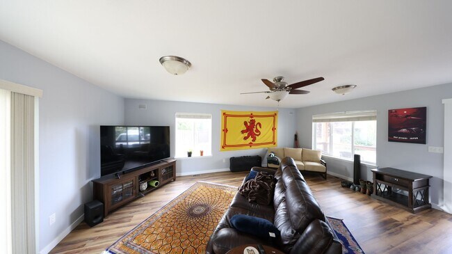 Foto del edificio - 5 Bed 2.5 Bath - Group - Dog Friendly - Fu...