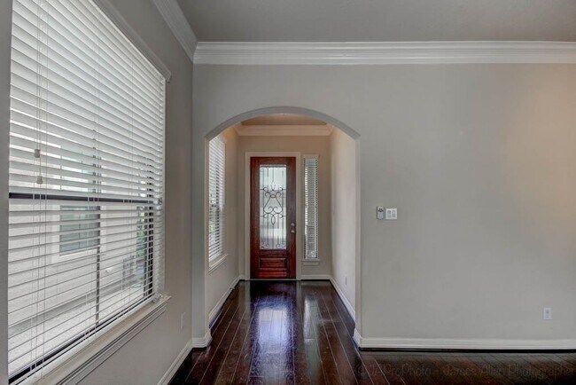 Building Photo - 11623 Royal Oaks View