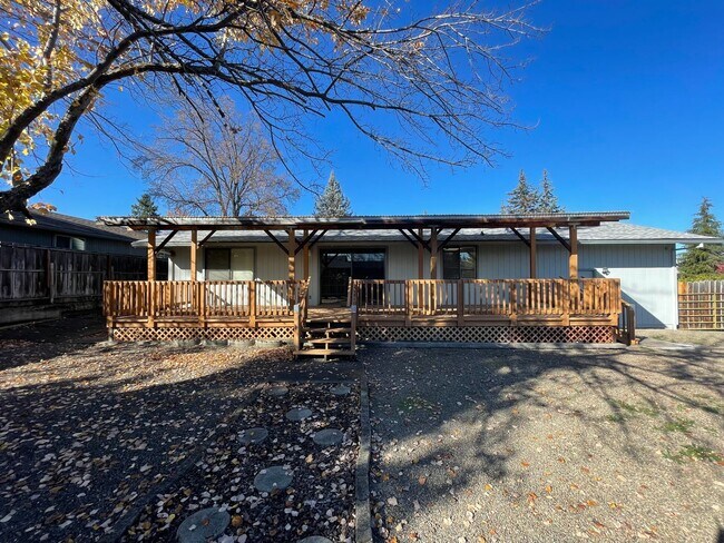 Foto del edificio - 3 bedroom, 2 bathroom, in East Medford