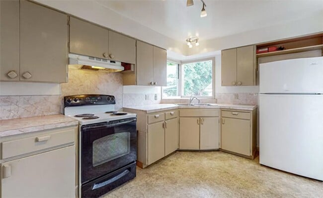 Building Photo - Conveniently located 3/1 Arcata Home