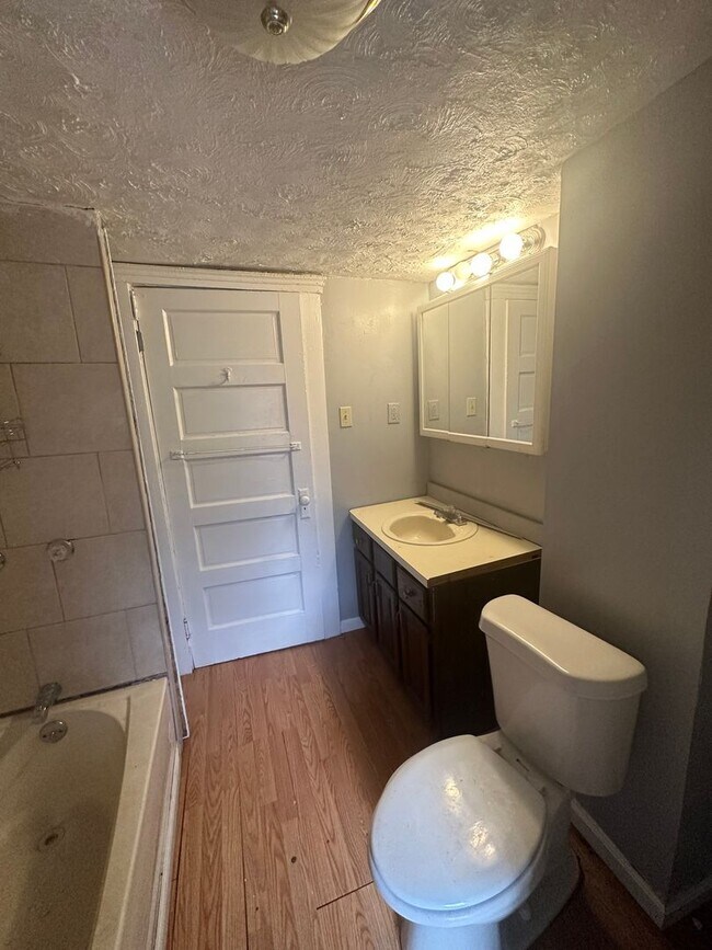 Building Photo - 2bd Single Cleveland East Side Cash Pay