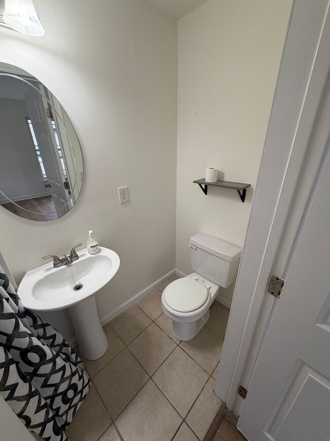 Building Photo - Cute 3 Bed 2 Bathroom House with storage/garage