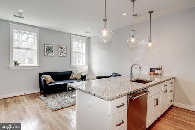 Foto del edificio - 2233 40th Pl NW