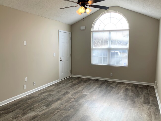 Building Photo - 5044 Boyd Dr