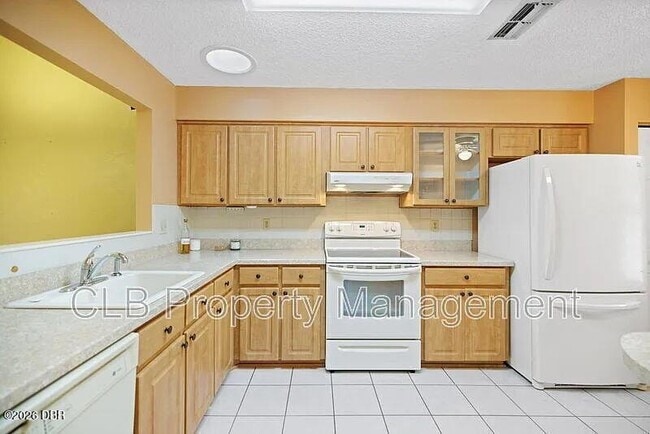 Building Photo - 6177 Sequoia Dr
