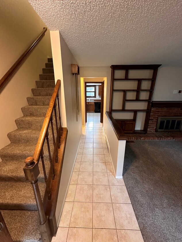 Living Entry - 7101 W Yale Ave