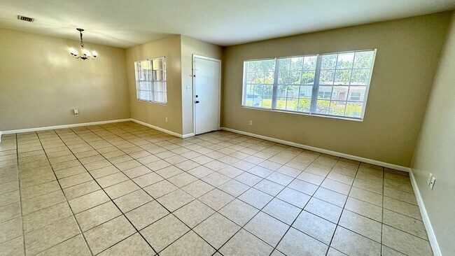 Building Photo - Spacious Home in Great NW Area!