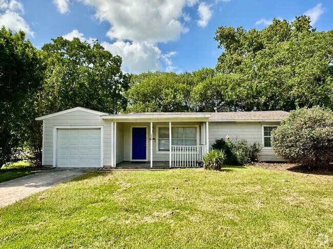Building Photo - 1826 Wayside Dr