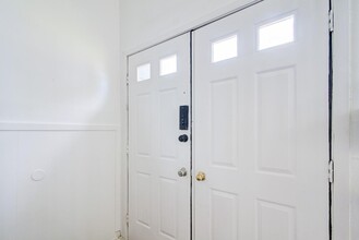 Building Photo - 402 Tresvant Dr