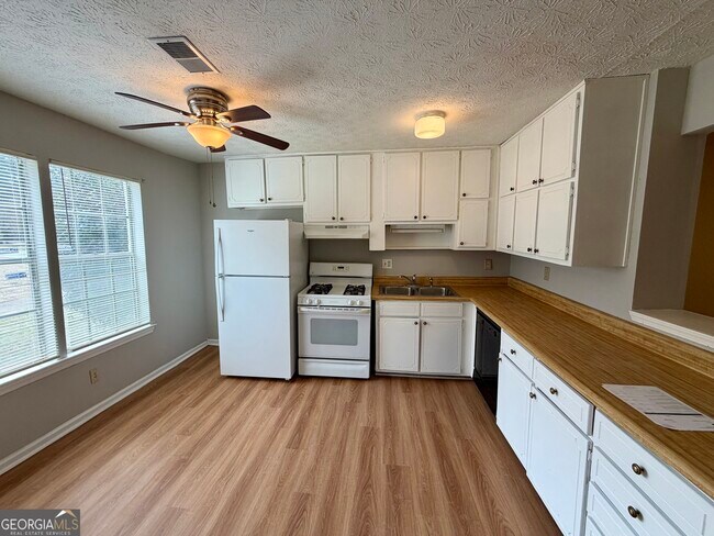 Foto del edificio - 8515 Pineland Dr