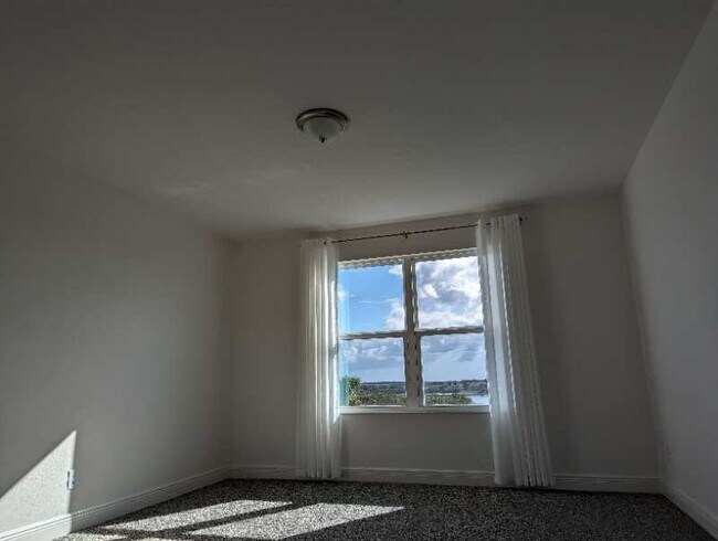 Foto del edificio - 14449 Crestavista Ave