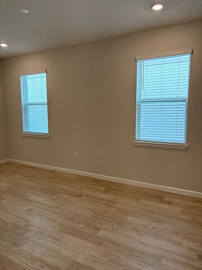 Building Photo - Spacious 5-Bedroom Home for Rent in Lake P...