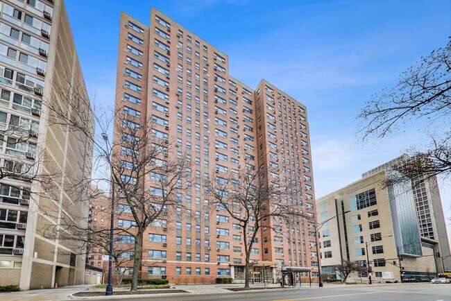 Building Photo - 2909 N Sheridan Rd