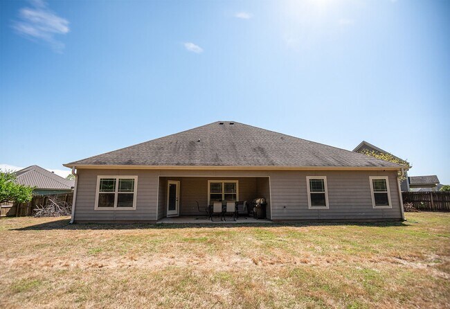 Foto del edificio - Beautiful home available from May 5!